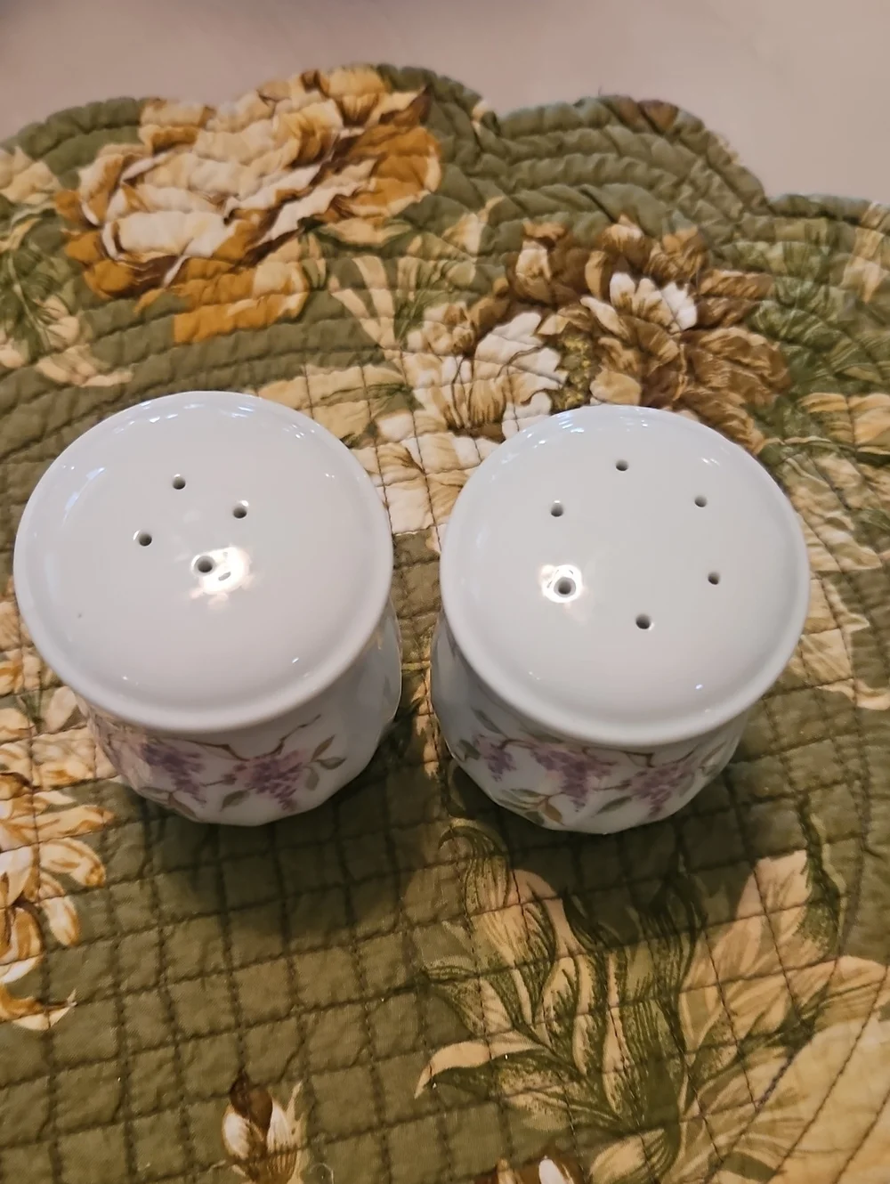 Set Of SALT & Pepper Shakers  White Purple Green In Excellant Condition Ceramic